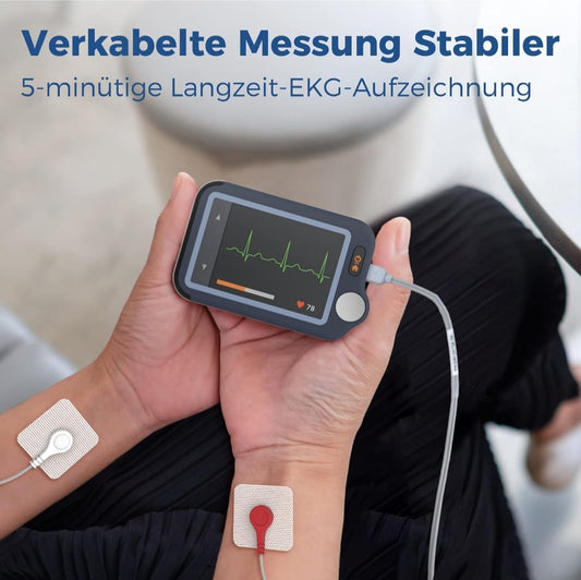 Profesionalni prenosni EKG merilnik z Bluetooth povezavo Naklikaj.si prikazuje srčni utrip 78 in EKG valovanje na zaslonu. Priklopljeni sta rdeča in bela elektrodna žica za preprosto spremljanje ritma kjerkoli.