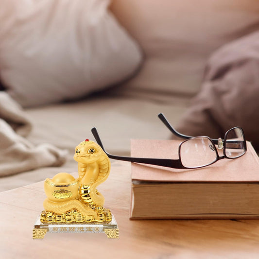 Zlata figura kače Naklikaj.si s prosojno osnovo, zlatimi poudarki in kitajskimi znaki je popolna Feng Shui dekoracija za Leto kače 2025 ter simbol sreče in blaginje.