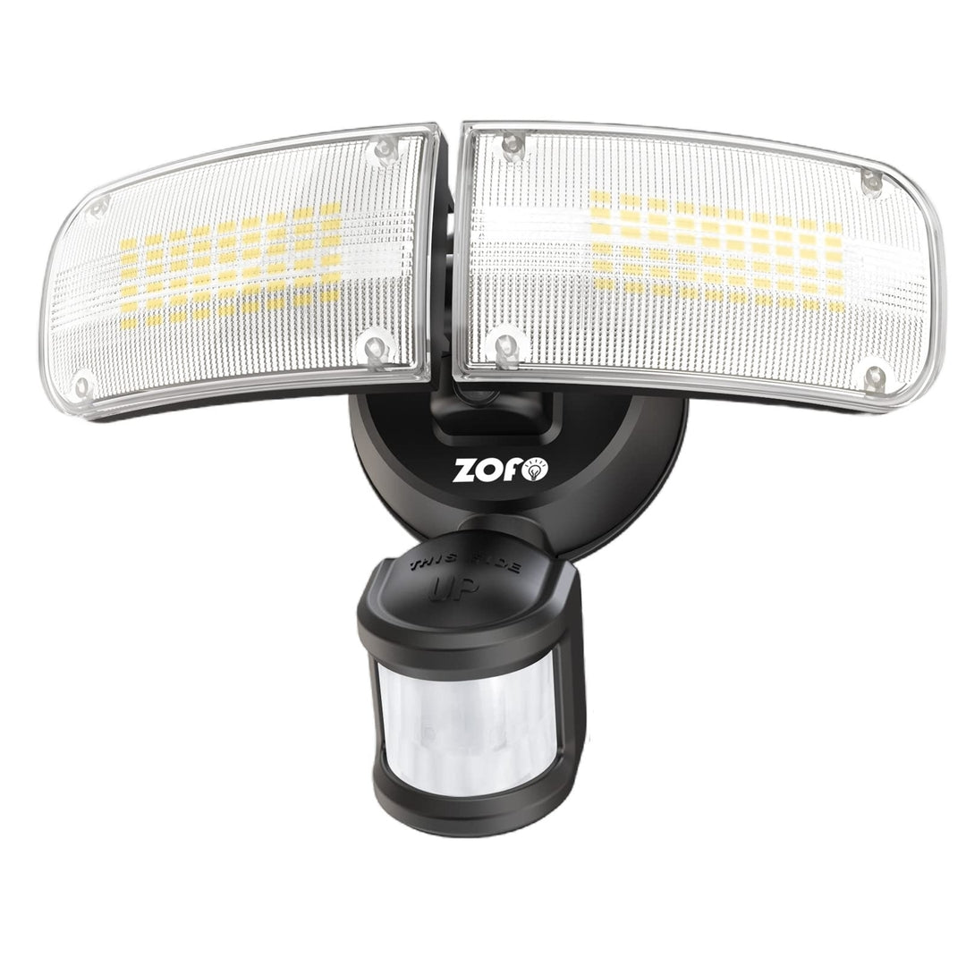Vodoodporen Zofo LED reflektor s senzorjem gibanja (4000LM, 5000K, IP65, 230V) na črni okrogli osnovi z nastavljivimi pravokotnimi paneli. Znamka Naklikaj.si.