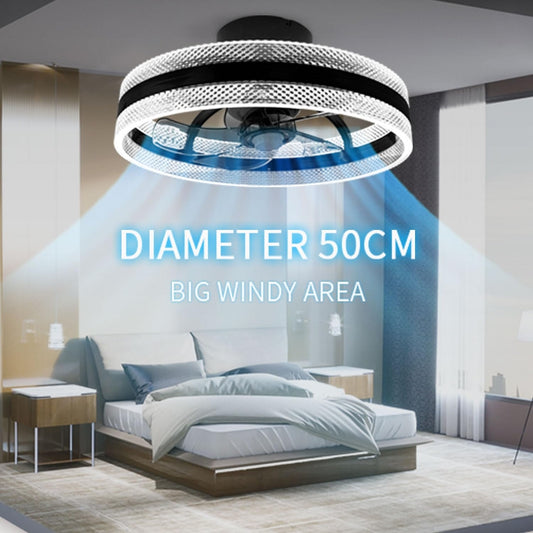 Stropna luč z ventilatorjem 50W Naklikaj.si, vrtljiva za 360°, osvežuje dnevno sobo; daljinski upravljalnik je nameščen na steni nad sivo zofo.