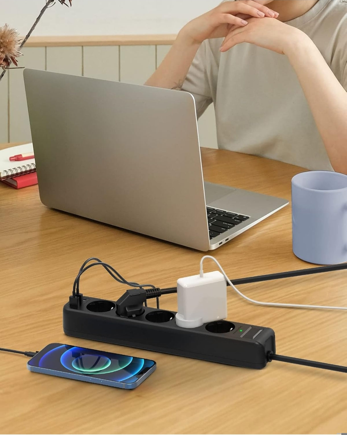 Razdelilnik z prenapetostno zaščito ter 3x USB