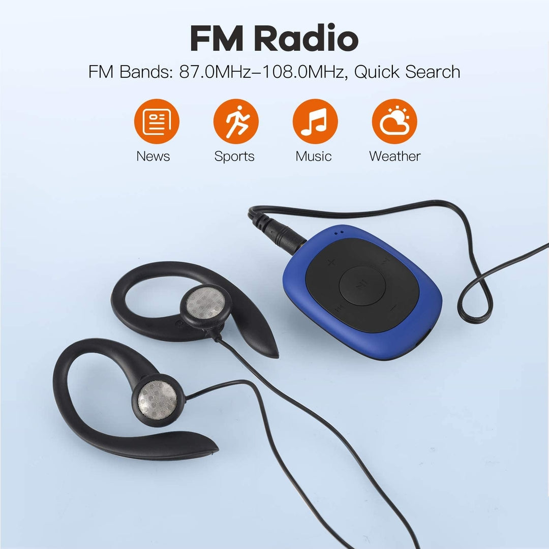 Par črnih žičnih slušalk z ušesno zanko je povezan z Naklikaj.si AGPTEK MP3 predvajalnik s slušalkami - 64 GB, radio FM, majhno modro napravo ovalne oblike z gumbi za upravljanje in kablom.