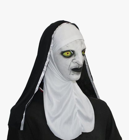 Grozljiva pustna maska nune z zelenimi očmi