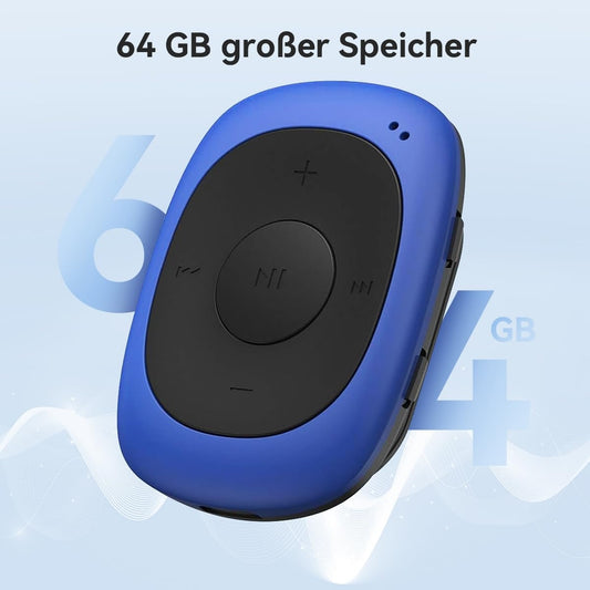 Par črnih žičnih slušalk z ušesno zanko je povezan z Naklikaj.si AGPTEK MP3 predvajalnik s slušalkami - 64 GB, radio FM, majhno modro napravo ovalne oblike z gumbi za upravljanje in kablom.