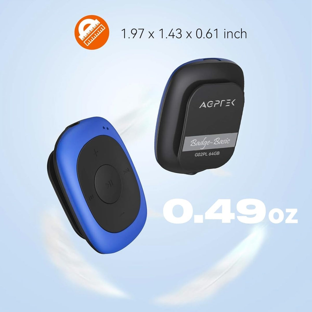 Par črnih žičnih slušalk z ušesno zanko je povezan z Naklikaj.si AGPTEK MP3 predvajalnik s slušalkami - 64 GB, radio FM, majhno modro napravo ovalne oblike z gumbi za upravljanje in kablom.