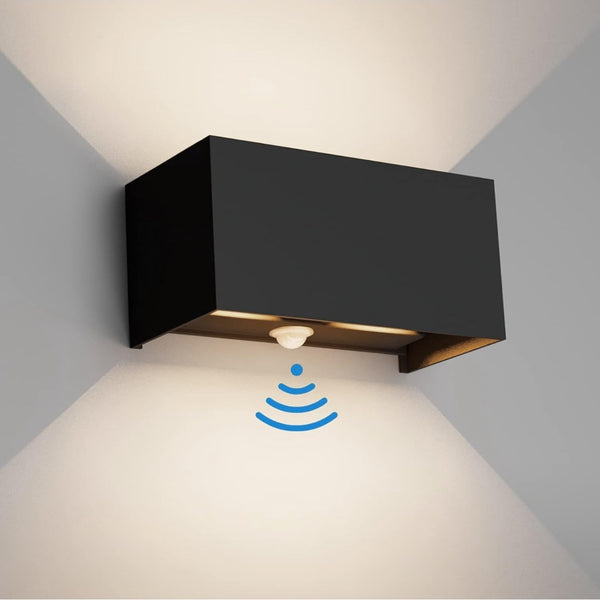 💡 KLIGHTEN zunanja LED stenska svetilka 24W s senzorjem gibanja – črna, nastavljiv kot snopa, IP65, 3000K, aluminij - naklikaj.si