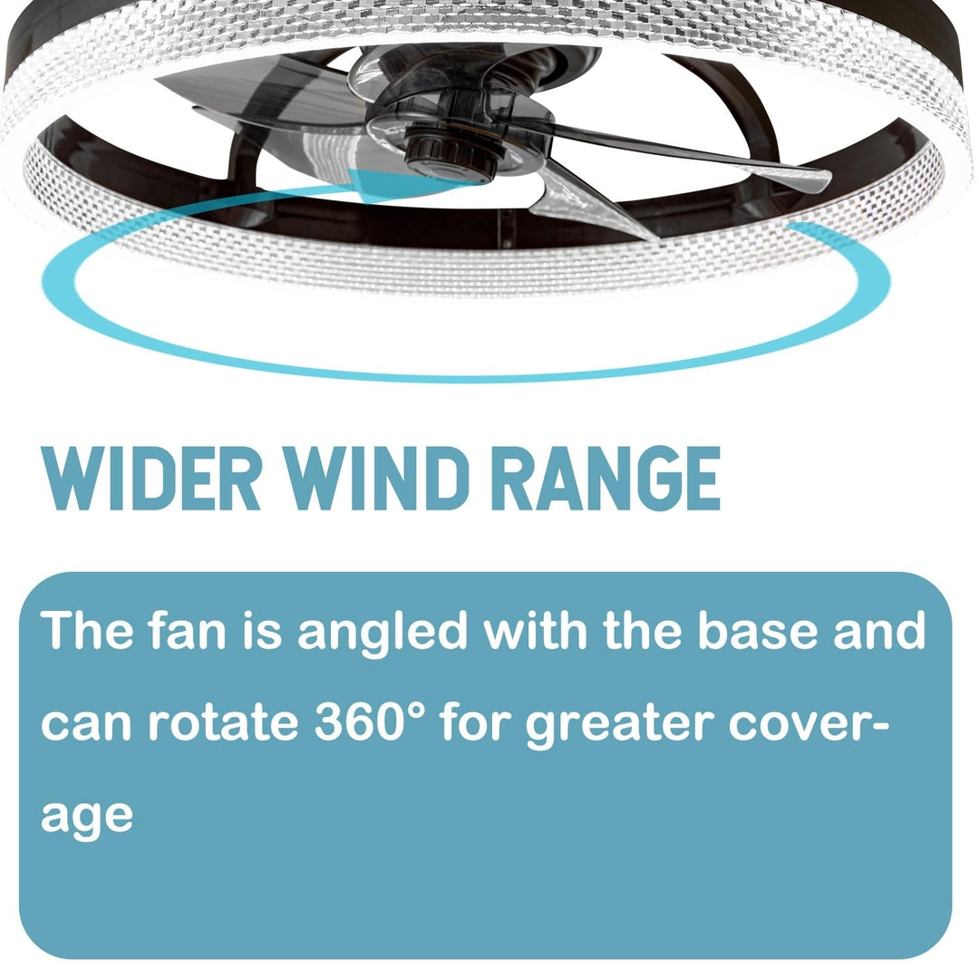 Stropna luč z ventilatorjem 50W Naklikaj.si, vrtljiva za 360°, osvežuje dnevno sobo; daljinski upravljalnik je nameščen na steni nad sivo zofo.