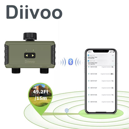 Bluetooth avtomatski zalivalnik Diivoo - 2 izhoda znamke Naklikaj.si je prikazan z digitalnim zaslonom pred pametnim telefonom z aplikacijo za nadzor. Pod njim so različni konektorji in nastavki za avtomatsko zalivanje.