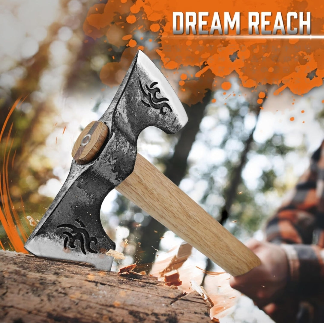 Na promocijski sliki sta prikazana dva Dvostranska sekira Dream Reach 2 kom - parametrično oblikovana podjetja Naklikaj.si z lesenimi ročaji in graviranimi rezili. Spodaj ju pari podarjajo v zaprtih prostorih. Nemško besedilo ju promovira kot simbolično darilo za kampiranje ali dekor.