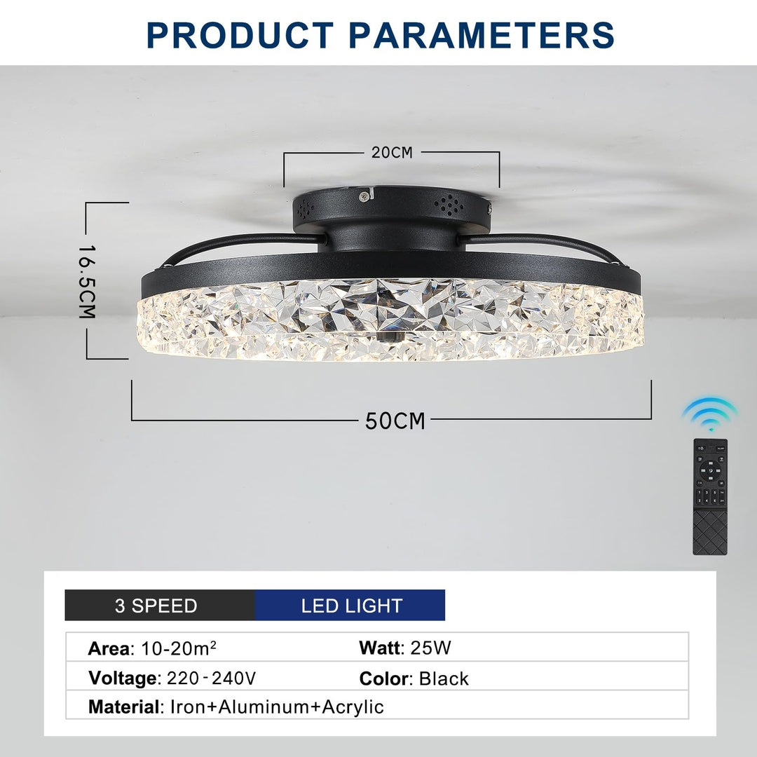Roka z daljinskim upravljalnikom upravlja Naklikaj.si Stropna LED luč z ventilatorjem in daljinskim upravljanjem - 50 cm, črna. Krožna svetloba in pretok zraka sta vidna, v sveži spalnici z rastlinami in velikimi okni se vrtinčijo zeleni listi.