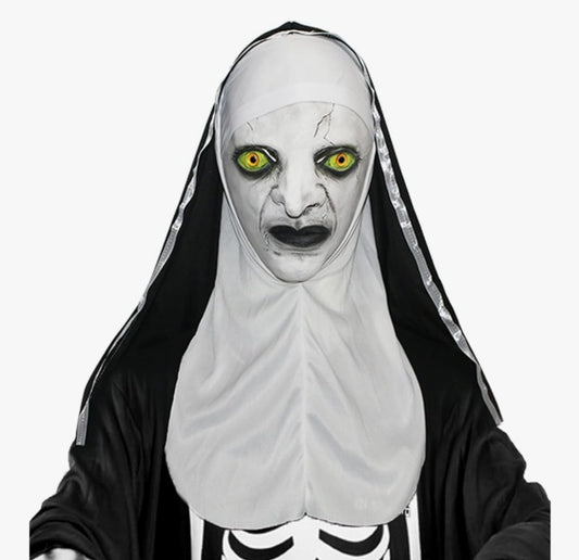 Grozljiva pustna maska nune z zelenimi očmi