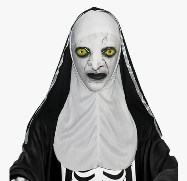 Grozljiva pustna maska nune z zelenimi očmi