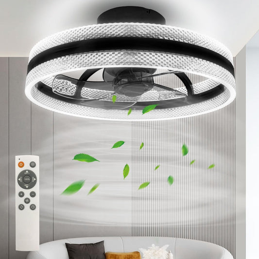 Stropna luč z ventilatorjem 50W Naklikaj.si, vrtljiva za 360°, osvežuje dnevno sobo; daljinski upravljalnik je nameščen na steni nad sivo zofo.