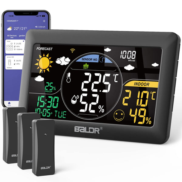 The BALDR pametna Wi-Fi vremenska postaja s 3 zunanjimi senzorji (Naklikaj.si) prikazuje notranjo in zunanjo temperaturo, vlago, simbole napovedi ter uro. Ob njej so trije brezžični senzorji in pametni telefon z vremensko aplikacijo.